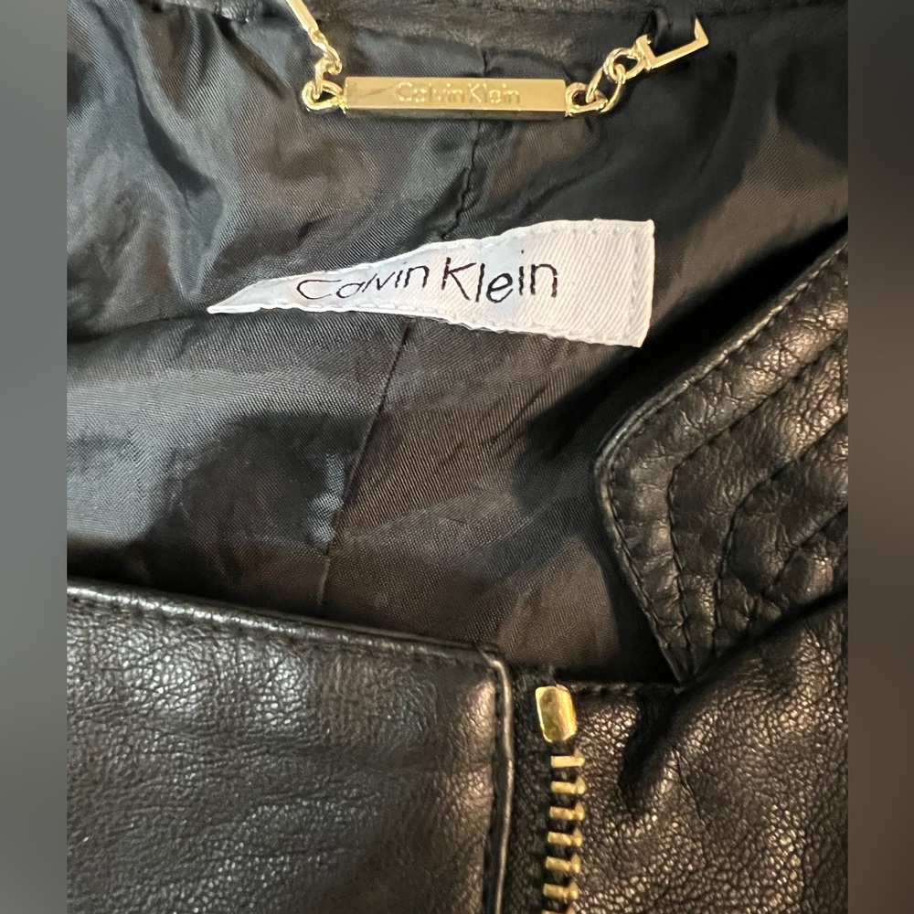 Calvin Klein Black leather Moto Jacket w Gold Zipper/Cuffs/ Pockets & Closure M - Picture 8 of 9